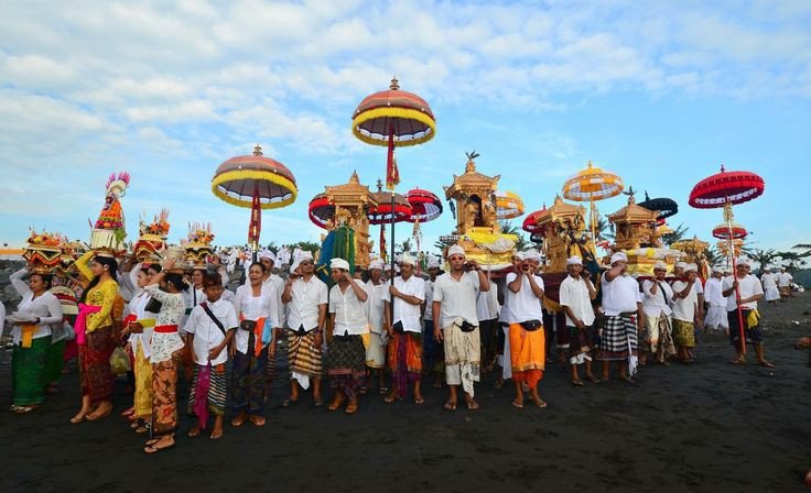 Daya Tarik Wisata Tersembunyi di Balik Tradisi Adat Upacara adat sebagai daya tarik wisata
