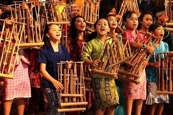 Musik Tradisional di Tengah Ledakan Musik Pop Angklung musik tradisional