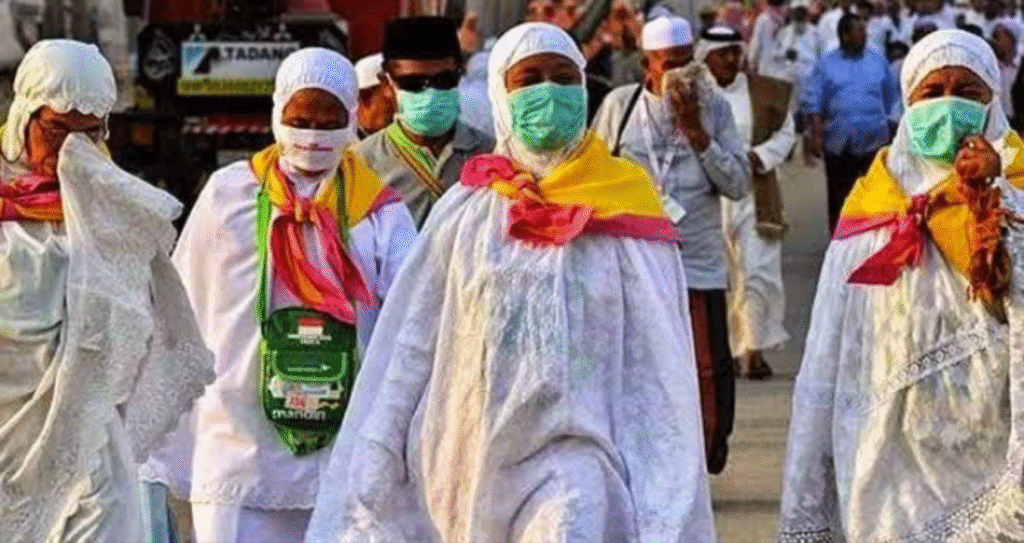 Jamaah haji gunakan masker yang menjadi perdebatan (.inet)