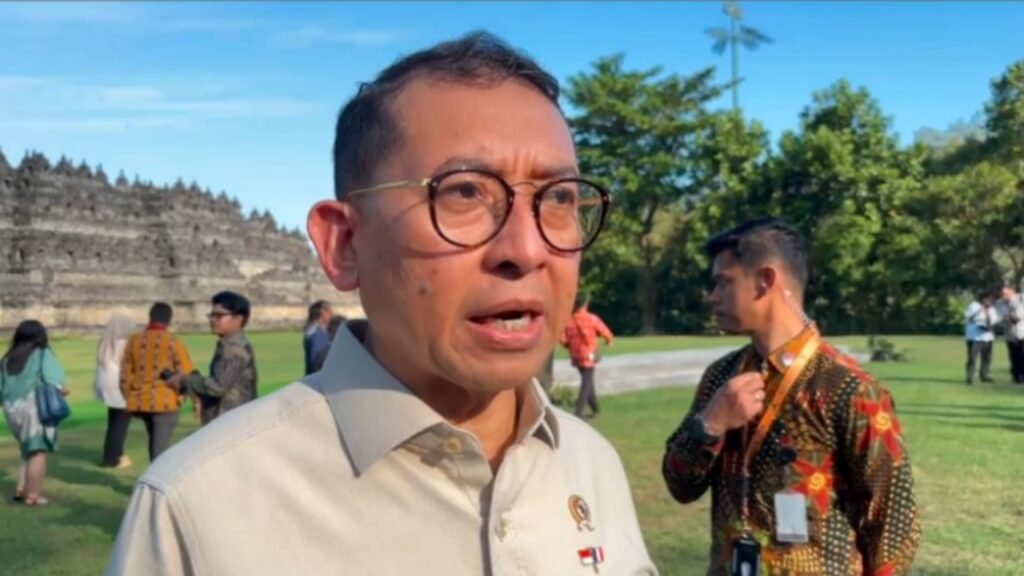 Ilustrasi fadli zon yang melakukan uji coba permanenkan stairlift Borobudur (.inet)