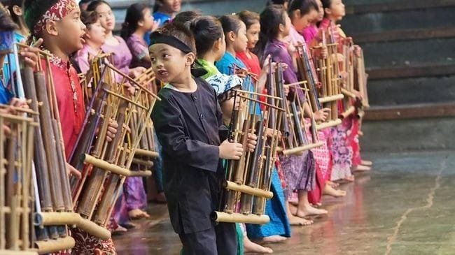 Lagu Daerah Kembali Populer di Kalangan Milenial Anak-anak Menyanyikan lagu manuk dadali di iringi musik tradisional