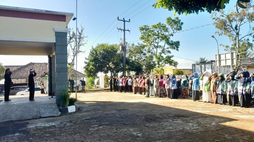 Upacara Peringatan Hardiknas 2025 di Halaman Kantor Kecamatan Cisayong.