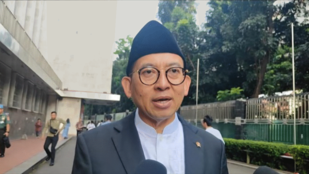 Ilustrasi Fadli Zon yang tanggapi kritikan masyarakat soal stairlift di candi Borobudur (.inet)