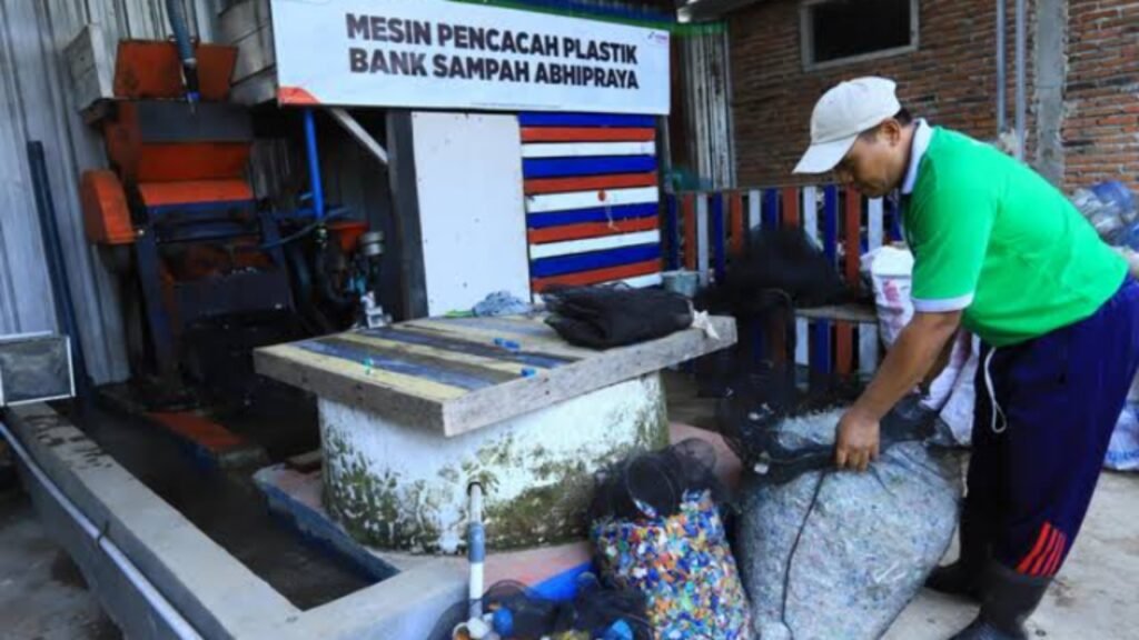 Ilustrasi pertamina yang bangun bank sampah di cilacap sebagai peringatan hari lingkungan hidup sedunia (.inet)