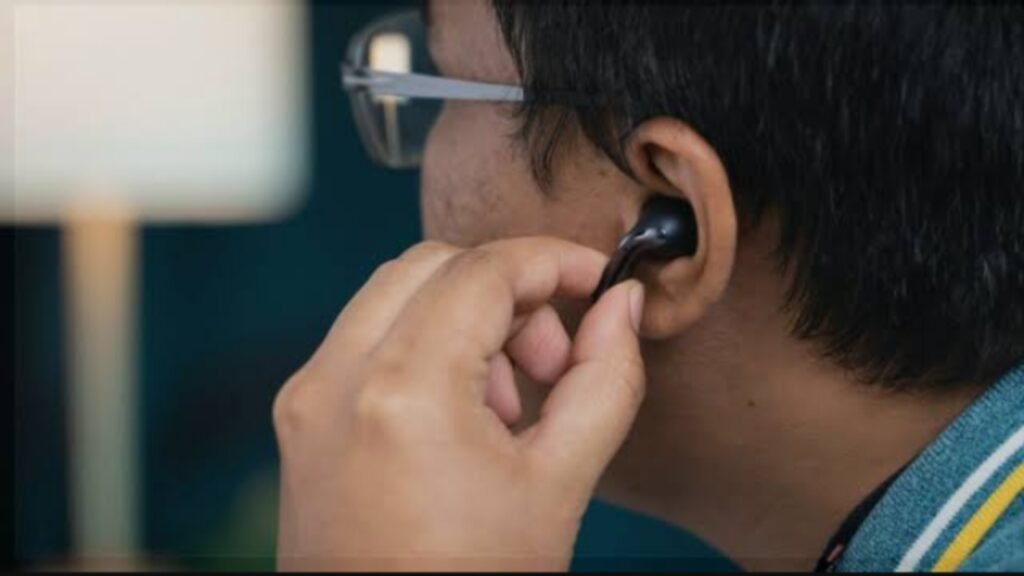 Ilustrasi pengguanaan headset berlebihan yang sebabkan ketulian (.inet)