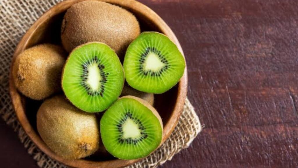 Rutin Konsumsi Buah Kiwi Bisa Bantu Tidur Lebih Nyenyak Ilustrasi makan buah kiwi bantu tingkatkan kualitas tidur (.inet)