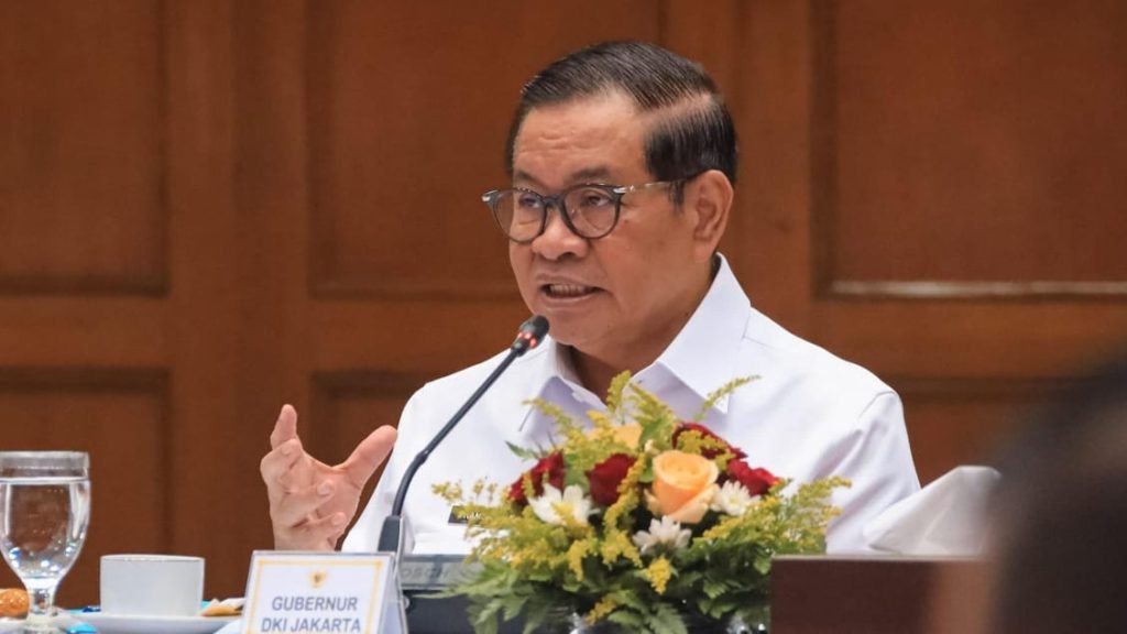 Imbas Efisiensi, Tarif Transjakarta Naik Pramono Anung, Gubernur DK Jakarta, saat memimpin rapat di Balai Kota Jakarta, Rabu (29/10/2025) (Foto: Diskominfotik)