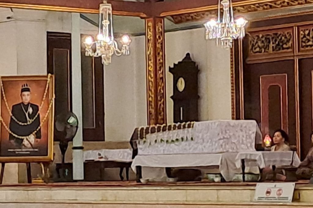 Keraton Siapkan Pemakaman PB XIII di Imogiri Rabu Raja Keraton Kasunanan Surakarta Hadiningrat, Kanjeng Sinuhun Paku Buwono (PB) XIII, disemayamkan di Sasana Parasdya Sumber: https://www.kompas.com/jawa-tengah/read/2025/11/02/191500388/prosesi-adat-keraton-akan-iringi-pemakaman-sinuhun-pakubuwono-xiii. Membership: https://kmp.im/plus6 Download aplikasi: https://kmp.im/app6