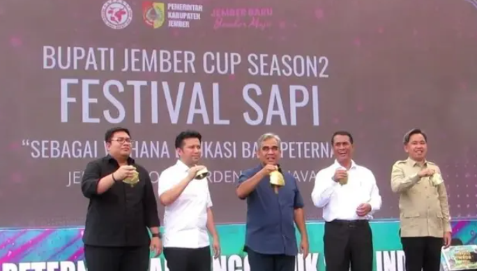 Mentan: Festival Sapi Jember Dorong Stop Impor Daging Menteri Pertanian Andi Amran Sulaiman, Ketua MPR Ahmad Muzani, Wakil Gubernur Jawa Timur Emil Elestianto Dardak, dan Bupati Jember Muhammad Fawait