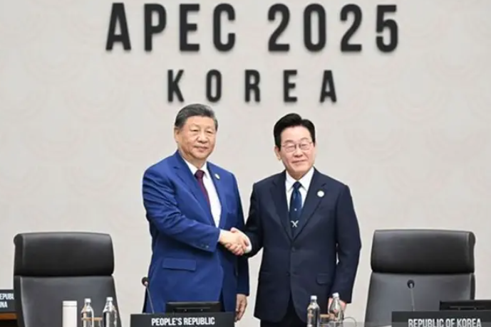 China Tuan Rumah APEC 2026, Shenzhen Dipilih Xi Presiden China Xi Jinping secara resmi menerima tongkat estafet tuan rumah KTT APEC 2026 dari Presiden Korsel Lee Jae-myung