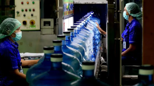 Komisi VII DPR Desak Evaluasi Menyeluruh Industri AMDK industri Air Minum Dalam Kemasan (AMDK)