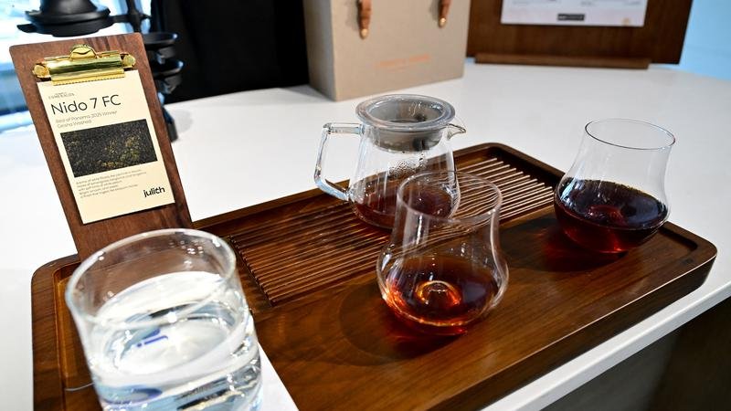 Rekor Kopi Termahal Dunia Pecah di Dubai, Tembus Rp16,3 Juta per Cangkir Kopi termahal di dunia ditawarkan Kafe Julith yang membuka cabang di Dubai. (dok. Giuseppe CACACE / AFP)