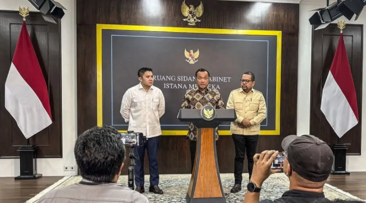 Prabowo Ganti Tiga Pimpinan Badan Gizi Nasional Menteri Sekretaris Negara Prasetyo Hadi (tengah)