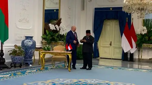 Pulpen Emas Lukashenko untuk Prabowo Simbol Penghormatan Diplomatik Presiden Belarus Aleksandr Lukashenko memberikan pulpen berwarna emas kepada Presiden RI Prabowo Subianto